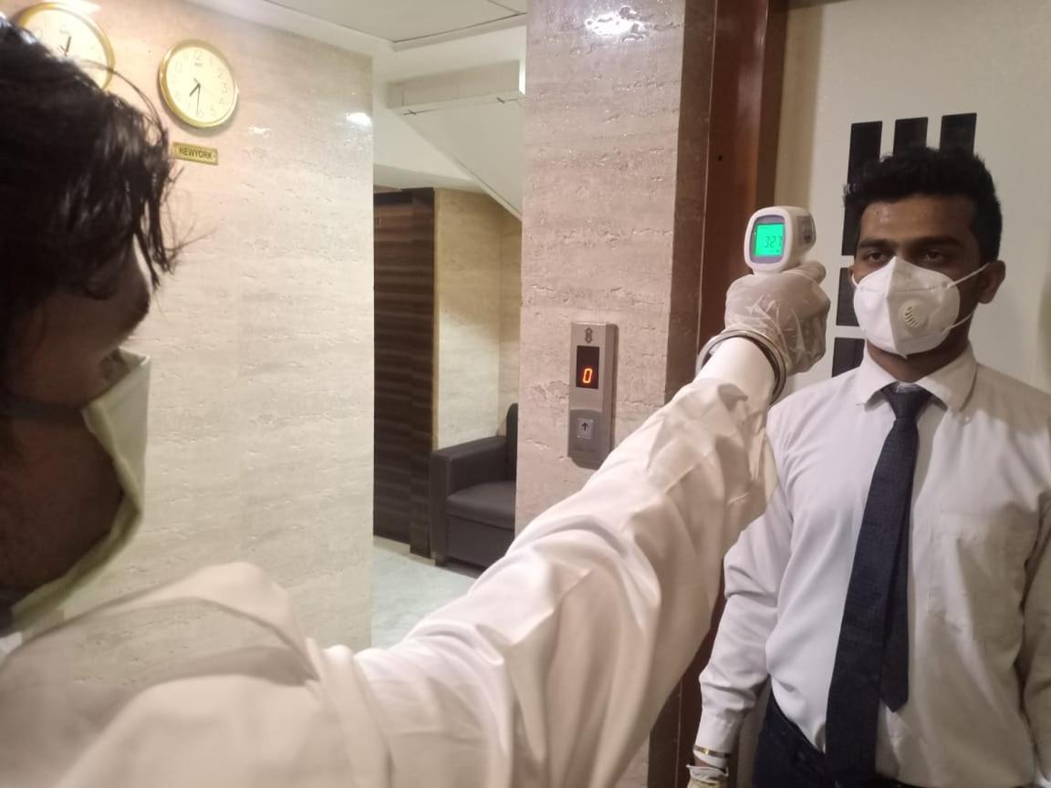 Hotel Alfa International Near Nanavati Hospital Mumbai Near Airport Mumbai Near Juhu Beach Exteriör bild