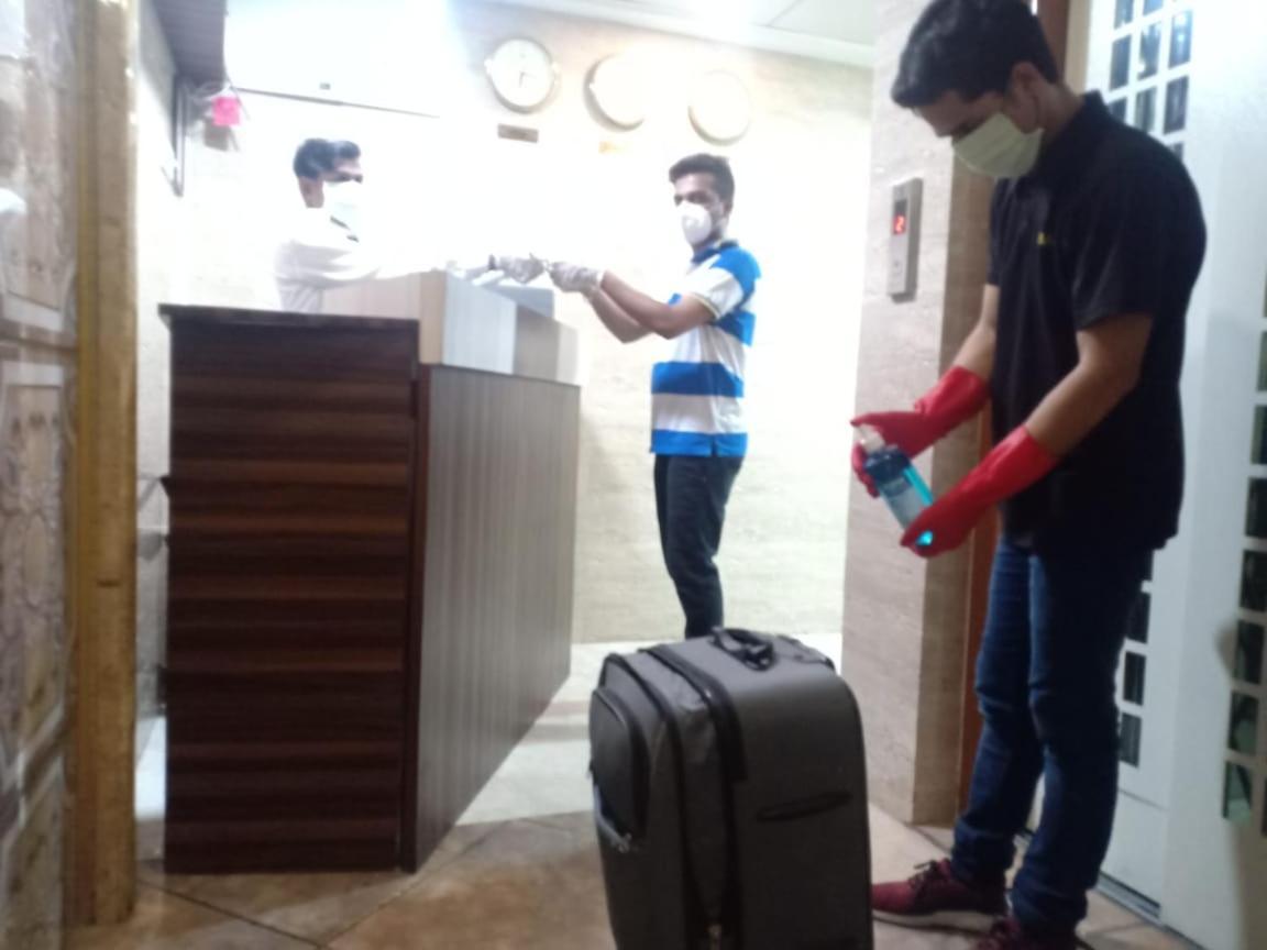 Hotel Alfa International Near Nanavati Hospital Mumbai Near Airport Mumbai Near Juhu Beach Exteriör bild
