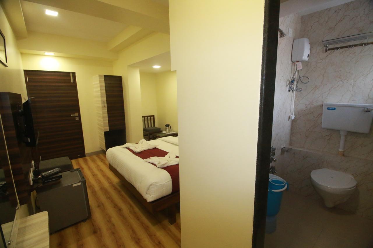 Hotel Alfa International Near Nanavati Hospital Mumbai Near Airport Mumbai Near Juhu Beach Exteriör bild
