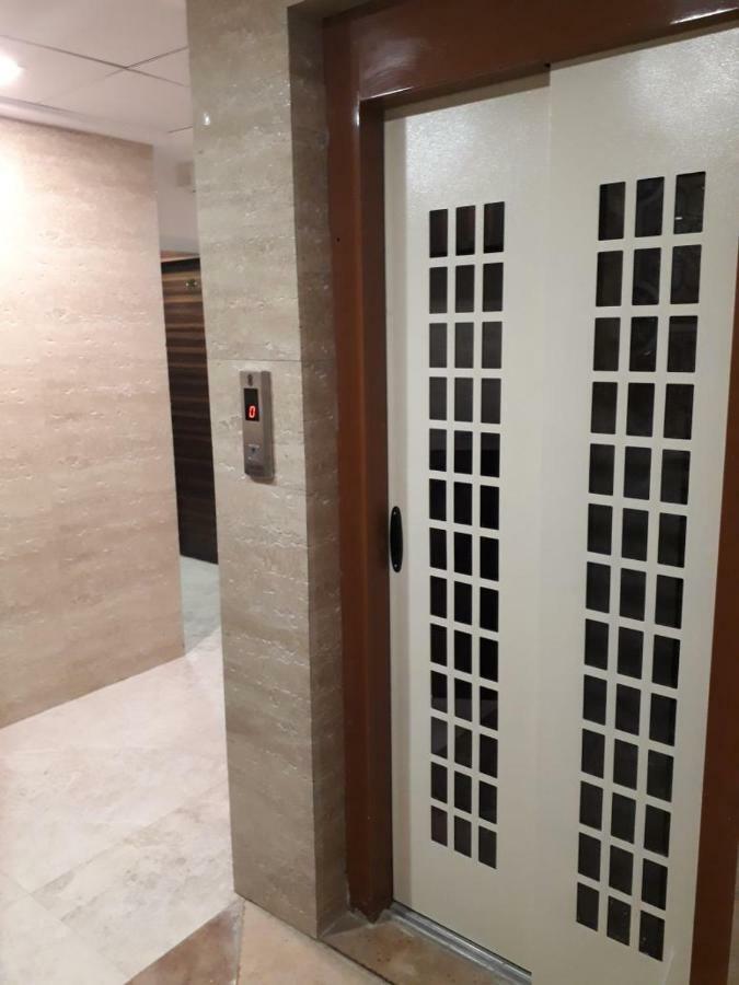 Hotel Alfa International Near Nanavati Hospital Mumbai Near Airport Mumbai Near Juhu Beach Exteriör bild